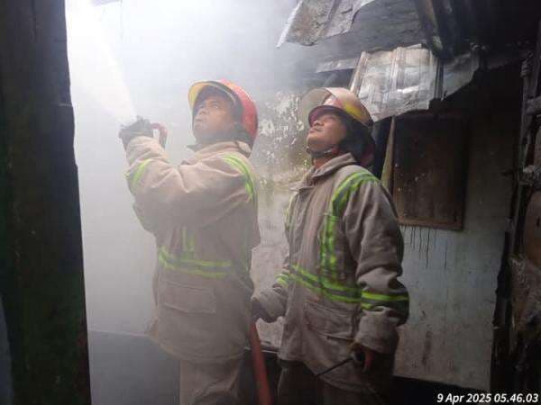 Rumah Warga Jombang Kebakaran Gara-gara Stop Kontak Korslet, Dokumen Penting Hangus Rumah Warga Jombang Kebakaran Gara-gara Stop Kontak Korslet, Dokumen Penting Hangus