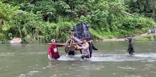 Perjuangan Aipda Yunar Anggota Polresta Mamuju Jaga Logistik Pilkada di Medan Berat Mamuju