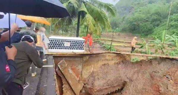 Banjir Sukabumi 14 Jembatan Putus, Pemprov Jabar Targetkan Perbaikan Selesai 1,5 Bulan  ​​​​​​​