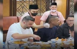 Momen Patrick Kluivert Makan Nasi Padang Viral di Media Sosial