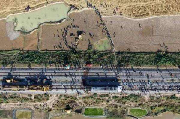 Kereta Api Anjlok Tewaskan 13 Orang, Puluhan Luka Kereta Api Anjlok Tewaskan 13 Orang, Puluhan Luka