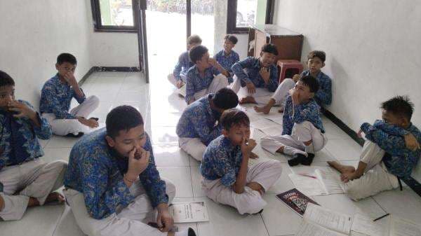 Tak Kuat Cium Bau Tak Sedap PT Sata Tec, Pelajar SDN Sukowati Dipulangkan Tak Kuat Cium Bau Tak Sedap PT Sata Tec, Pelajar SDN Sukowati Dipulangkan