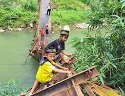 Potret Perjuangan: Warga dan Pelajar di Lebak Bertaruh Nyawa Seberangi Puing Jembatan Ambruk