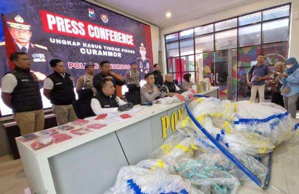 Bikin Balon Udara! Remaja di Ponorogo Ditangkap, Patungan Rp300 Ribu Bikin Balon Udara! Remaja di Ponorogo Ditangkap, Patungan Rp300 Ribu