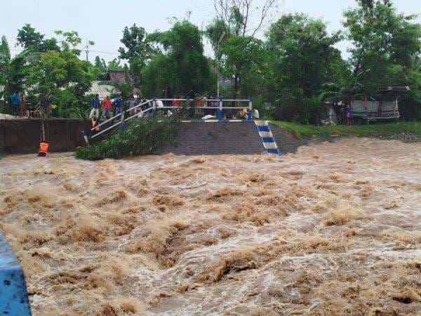 Plengsengan Bendungan Balongsono Jombang Jebol, Warga Gotong royong Tutup dengan Sandbag