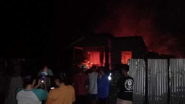 Diduga akibat Korsleting Arus Listrik, 1 Rumah di Kampung Ramsai Terbakar Diduga akibat Korsleting Arus Listrik, 1 Rumah di Kampung Ramsai Terbakar