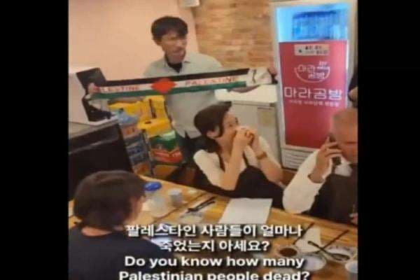 Dubes Israel Dihadang Aktivis Pro Palestina Saat Makan Malam di Seoul Dubes Israel Dihadang Aktivis Pro Palestina Saat Makan Malam di Seoul