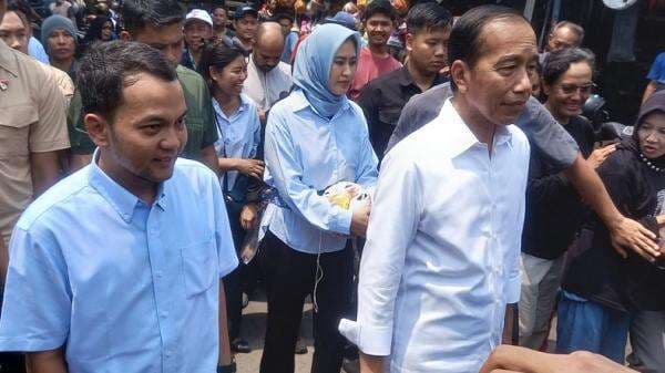 Dukung Timnas Indonesia, Jokowi Beli Bola saat Blusukan ke Pasar Klitikan Solo