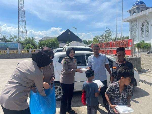 Polwan Polres Pidie Jaya Tebar Kebaikan di Pada Jum’at Berkah