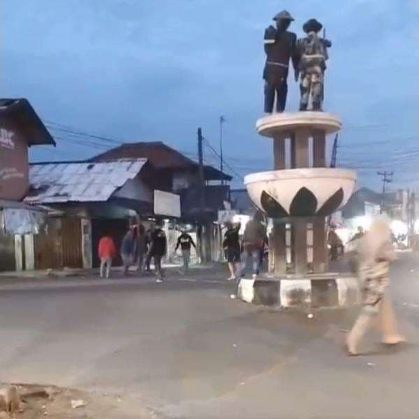 Aksi Tawuran di Jalur Alternatif Lamaran Ganggu Arus Mudik, Buat Para Pemudik Ketakutan Aksi Tawuran di Jalur Alternatif Lamaran Ganggu Arus Mudik, Buat Para Pemudik Ketakutan