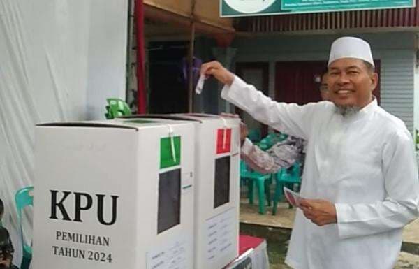 Hidayatullah dan Keluarga Mencoblos di Tengah Hujan, Optimistis Menang di Pilkada Medan