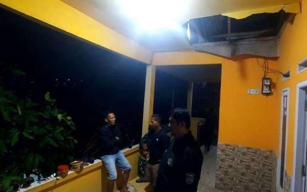 Plafon hingga Tembok Rumah Warga Roboh akibat Gempa M 4,1 di Bogor Plafon hingga Tembok Rumah Warga Roboh akibat Gempa M 4,1 di Bogor