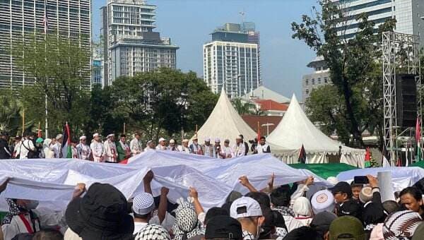  Bendera Palestina-Indonesia Sepanjang 50 Meter Dikibarkan di Kedubes AS