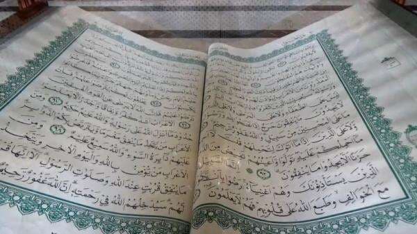 Alquran Raksasa Karya KH Ahmad Faqih di Masjid Raya Makassar, Destinasi Wisata Religi Ikonik Alquran Raksasa Karya KH Ahmad Faqih di Masjid Raya Makassar, Destinasi Wisata Religi Ikonik
