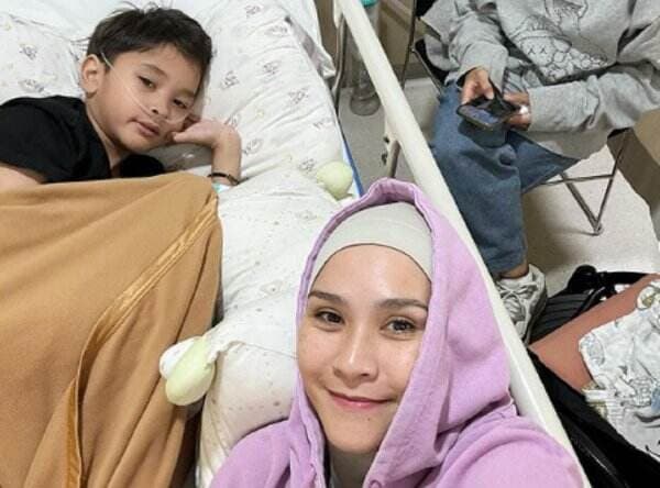 Anak Zaskia Adya Mecca Sempat Hubungi sang Ibu karena Sesak Napas, Dirawat di ICU Akibat Pneumonia