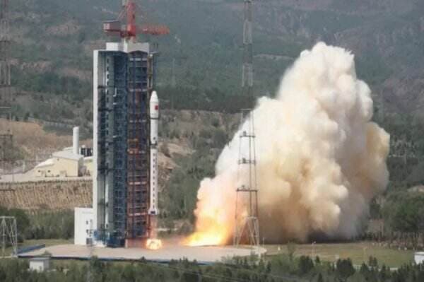 Andalkan Roket Long March, China Luncurkan 4 Satelit