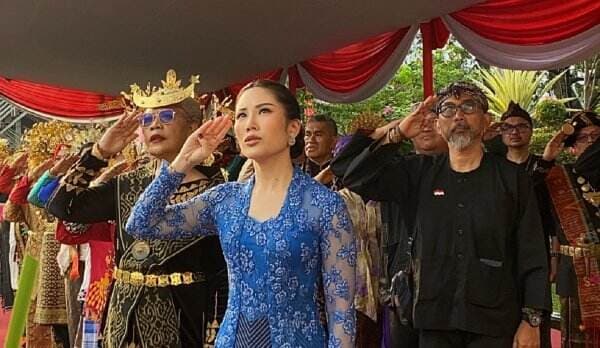 Upacara HUT Ke-79 RI di Kemenparekraf, Angela Tanoesoedibjo Tampil Bersinar Berkebaya Biru