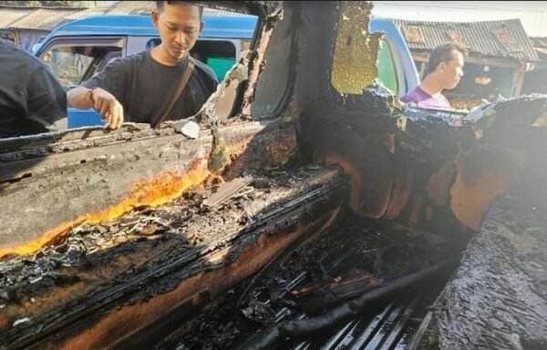 Angkot Terbakar di Tengah Pasar Tradisional Sukabumi, Pedagang Panik Ikut Padamkan Api&nbsp;