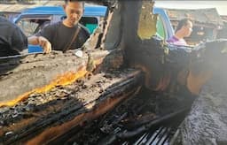 Angkot Terbakar di Tengah Pasar Tradisional Sukabumi, Pedagang Panik Ikut Padamkan Api&nbsp;