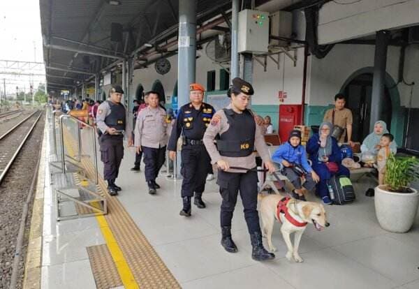 Stasiun Pasar Senen Mulai Dipadati Penumpang Jelang Nataru, Polisi Terjunkan Anjing Pelacak