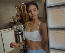 Anya Geraldine Unggah Foto <i>Mirror Selfie</i>, Pamer Perut Rata