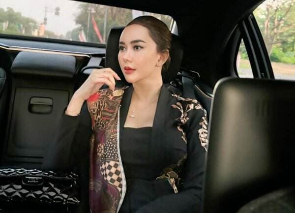 7 Inspirasi Batik Ala Artis Indonesia, dari Aura Kasih hingga Raffi Ahmad