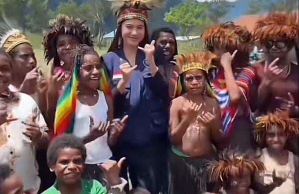 5 Potret Aksi Kemanusiaan Azizah Salsha di Papua Curi Perhatian, Penampilannya Sederhana 5 Potret Aksi Kemanusiaan Azizah Salsha di Papua Curi Perhatian, Penampilannya Sederhana