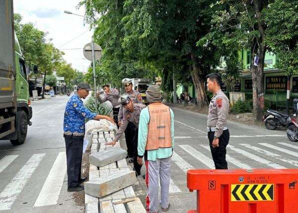 Sering Terjadi Trouble Spot, Bukaan Median Jalan di Depan MAN 1 Grobogan Ditutup