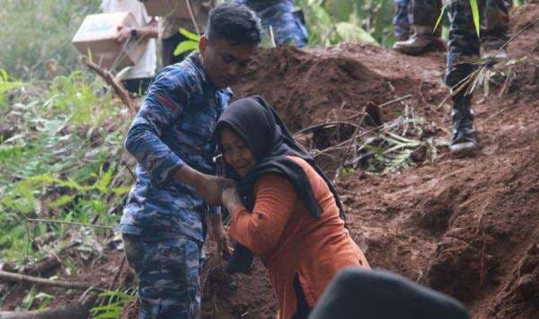 Personel Lanud Husein Tembus Daerah Terisolir di Cianjur, Evakuasi Warga-Salurkan Bantuan