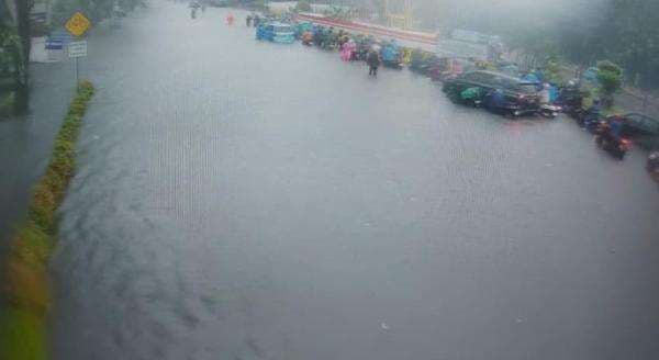 Jalan DI Panjaitan Jaktim Tergenang Air, Lalu Lintas Macet Jalan DI Panjaitan Jaktim Tergenang Air, Lalu Lintas Macet