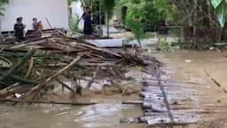 Diterjang Banjir Bandang, Jembatan Bambu di Tuban Ambruk dan Hanyut