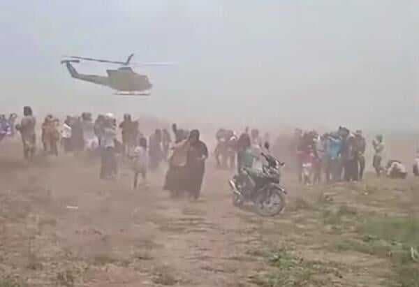 Detik-detik Helikopter TNI AD Mendarat Darurat di Area Persawahan Blora, Warga Berhamburan