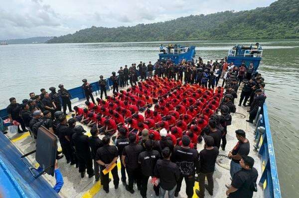 130 Napi Berbahaya Dipindahkan ke Nusakambangan, Dikawal Ketat Aparat 130 Napi Berbahaya Dipindahkan ke Nusakambangan, Dikawal Ketat Aparat