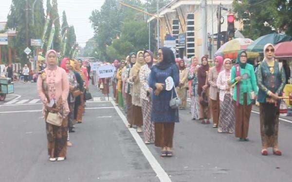 Ribuan Emak-Emak Meriahkan Parade Kebaya di Blora