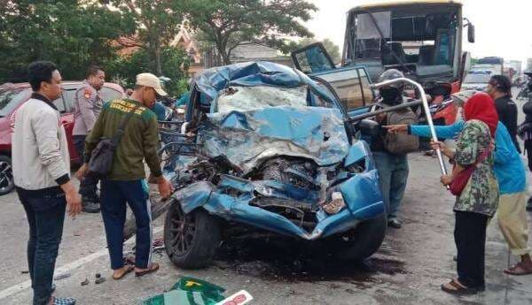 Bus Jurusan Surabaya-Bojonegoro Adu Banteng vs Panther di Gresik, 7 Korban Meninggal Dunia Bus Jurusan Surabaya-Bojonegoro Adu Banteng vs Panther di Gresik, 7 Korban Meninggal Dunia