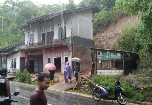 Diguyur Hujan, Tebing 10 Meter di Sindangbarang Longsor Menimpa Rumah