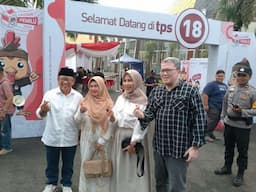 Paslon 01 Herman dan 03 dr Efa Nyoblos di TPS 18 BLK Residence Cianjur