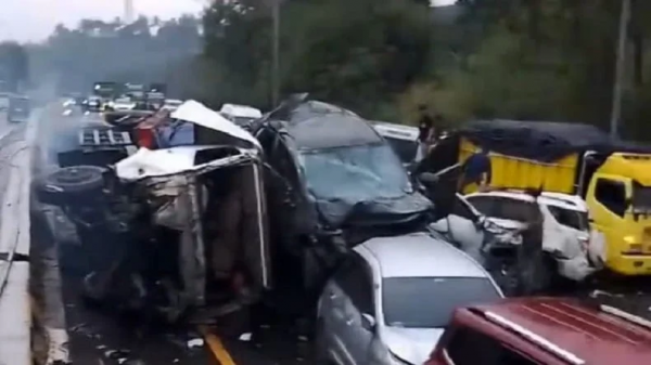 Detik-detik Kecelakaan Beruntun di Tol Purbaleunyi, Mobil Bertabrakan hingga Hancur