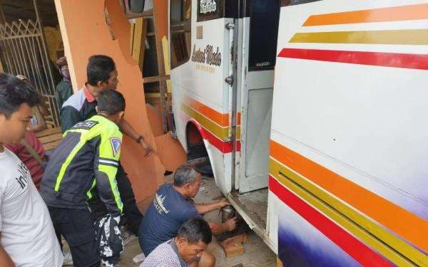 Video: Kecelakaan Maut Bus PO Lestari Tabrak Sepeda Motor di Karangmoncol Randudongkal, 2 Tewas Video: Kecelakaan Maut Bus PO Lestari Tabrak Sepeda Motor di Karangmoncol Randudongkal, 2 Tewas
