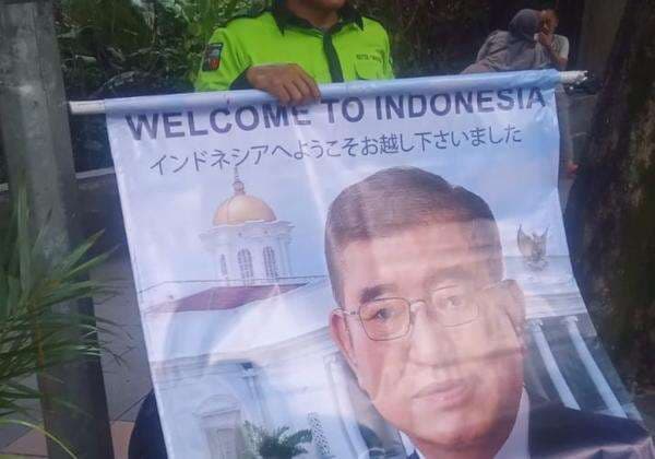 Ada-Ada Saja! PM Jepang Minta 5 Banner Sambutan Dibawa Pulang sebagai Oleh-Oleh