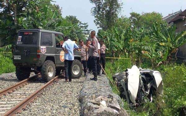 BREAKING NEWS, Kecelakaan Maut Daihatsu Sigra Ditabrak Kereta Api 4 Tewas, 3 Luka Parah BREAKING NEWS, Kecelakaan Maut Daihatsu Sigra Ditabrak Kereta Api 4 Tewas, 3 Luka Parah