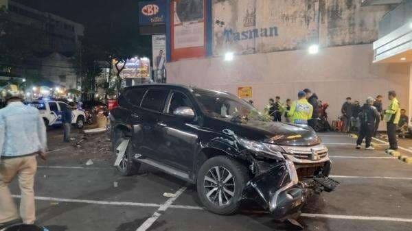 Pajero Hilang Kendali Tabrak Gerobak Tukang Kopi di Kosambi Bandung, 1 Orang Luka Parah