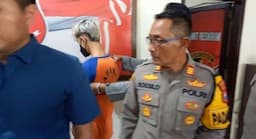 Bunuh Pegawai Minimarket, Tukang Cukur Rambut Tertunduk Lesu Saat Ditangkap Polisi