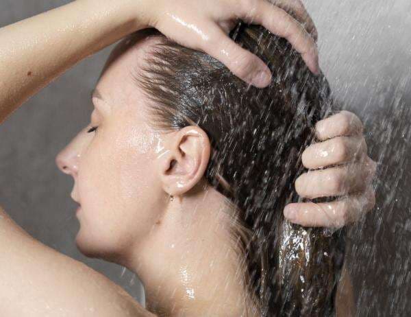 Tren Kecantikan Baru, Keramas Pakai Metode ‘Shampoo Sandwich’ Bisa Bikin Rambut Lembut Tren Kecantikan Baru, Keramas Pakai Metode ‘Shampoo Sandwich’ Bisa Bikin Rambut Lembut