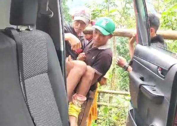 Reaksi Bupati Maros Dengar Warganya Ditandu 4 Km ke Puskesmas Gegara Jalan Rusak Reaksi Bupati Maros Dengar Warganya Ditandu 4 Km ke Puskesmas Gegara Jalan Rusak