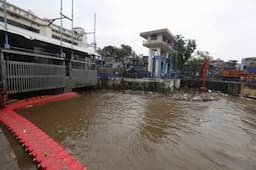  Bahaya! Tinggi Air di Pos Angke Hulu Naik Jadi Siaga 1, Warga Diminta Waspada Banjir