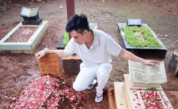 Baim Wong Ziarah ke Makam sang Ibu: Aku Masih Rapuh Mah Baim Wong Ziarah ke Makam sang Ibu: Aku Masih Rapuh Mah