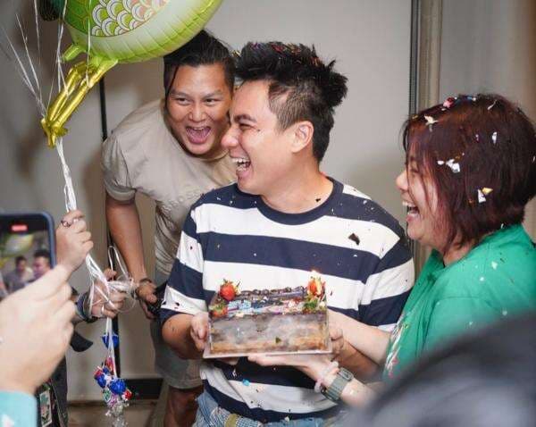 5 Potret Baim Wong Rayakan Ultah Ke-44 Usai Cerai dari Paula, Senyum Lepas jadi Sorotan 5 Potret Baim Wong Rayakan Ultah Ke-44 Usai Cerai dari Paula, Senyum Lepas jadi Sorotan