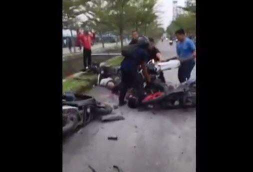 Sempat Ejek Polisi, Reza Pelaku Balap Liar di Lumajang Menangis Histeris saat Ditangkap Sempat Ejek Polisi, Reza Pelaku Balap Liar di Lumajang Menangis Histeris saat Ditangkap