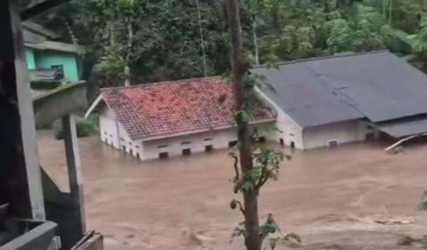 Hujan Deras di Bandung Raya: Cipatat Banjir, 200 Jiwa Terdampak Hujan Deras di Bandung Raya: Cipatat Banjir, 200 Jiwa Terdampak